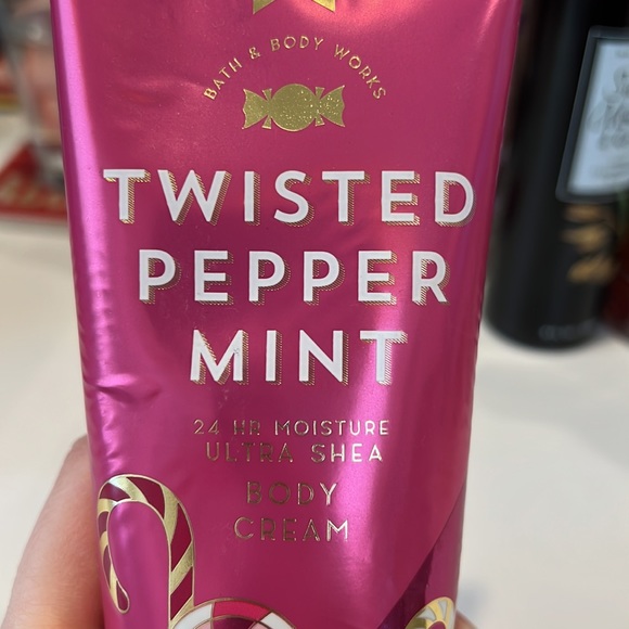 TWISTED PEPPERMINT BODY CREAM BATH AND BODY WORKS - Picture 3 of 4